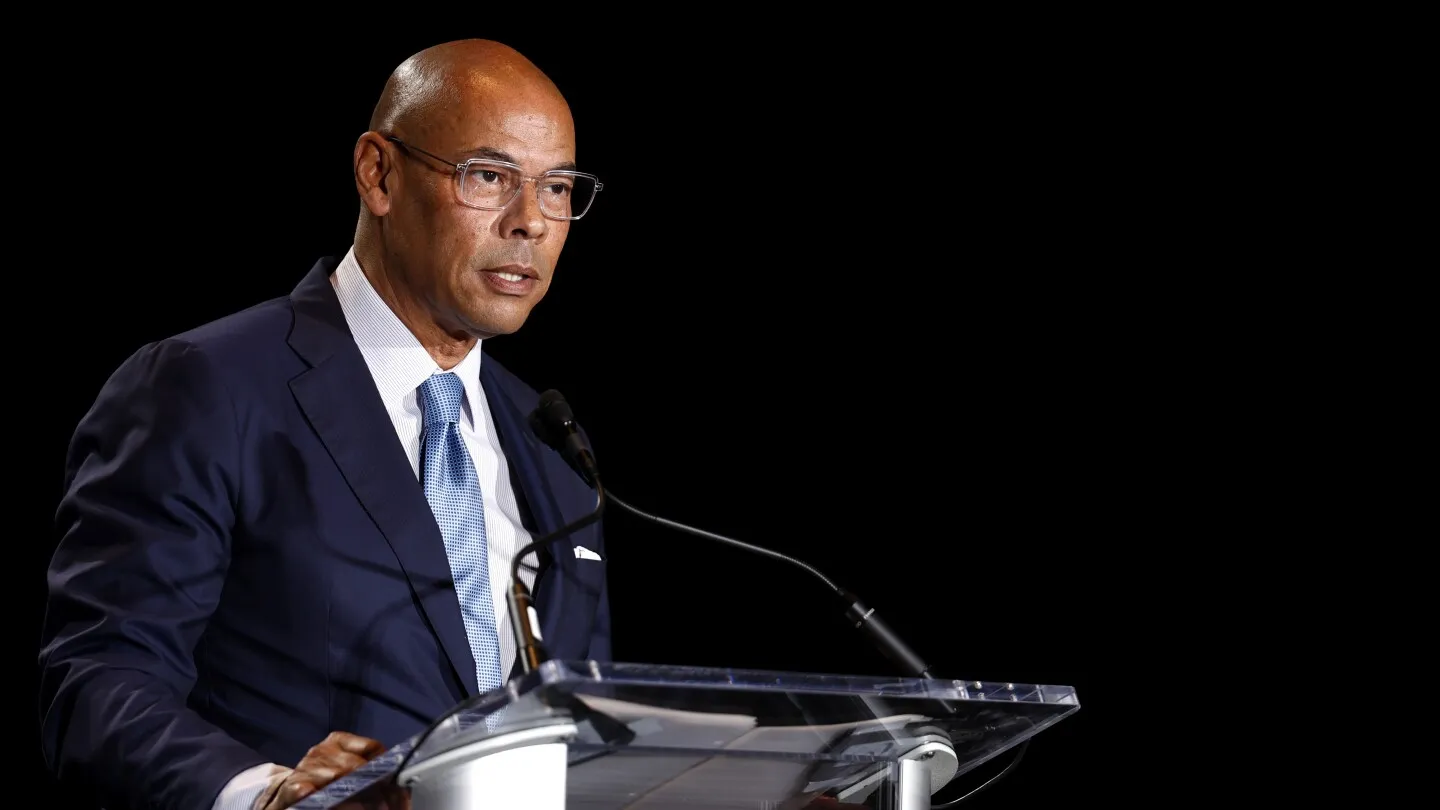Laporan: Direktur Eksekutif NFLPA Lloyd Howell Menyalahkan De Smith karena Menyia-nyiakan Sumber Daya dalam Kasus Kolusi