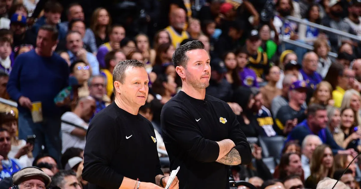 Scott Brooks dilaporkan menganjurkan Lakers merekrut Deandre Ayton