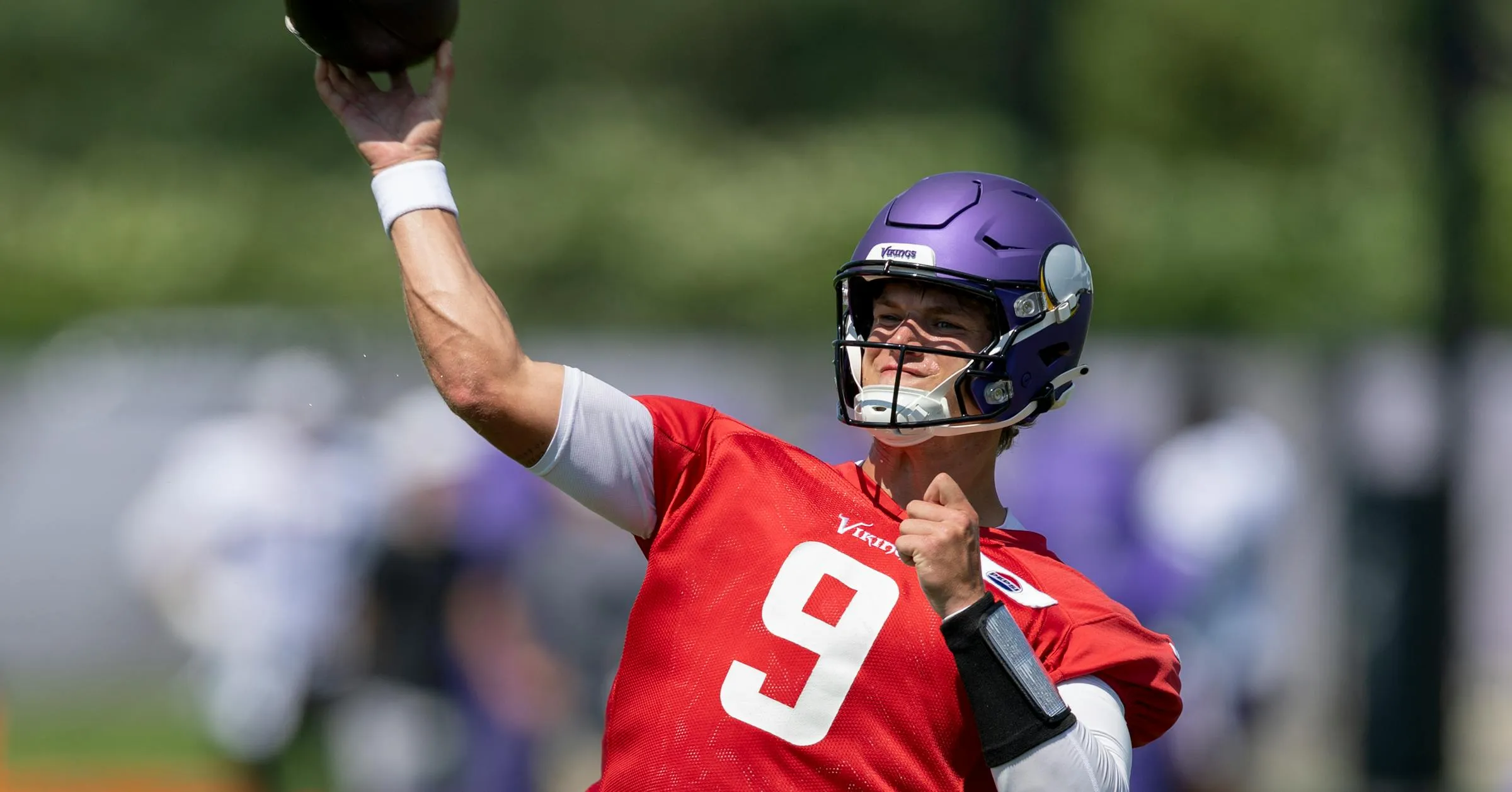 Penggemar Vikings Tahan Panas Saksikan J.J. McCarthy di 'Awal Resmi' Kamp Pelatihan