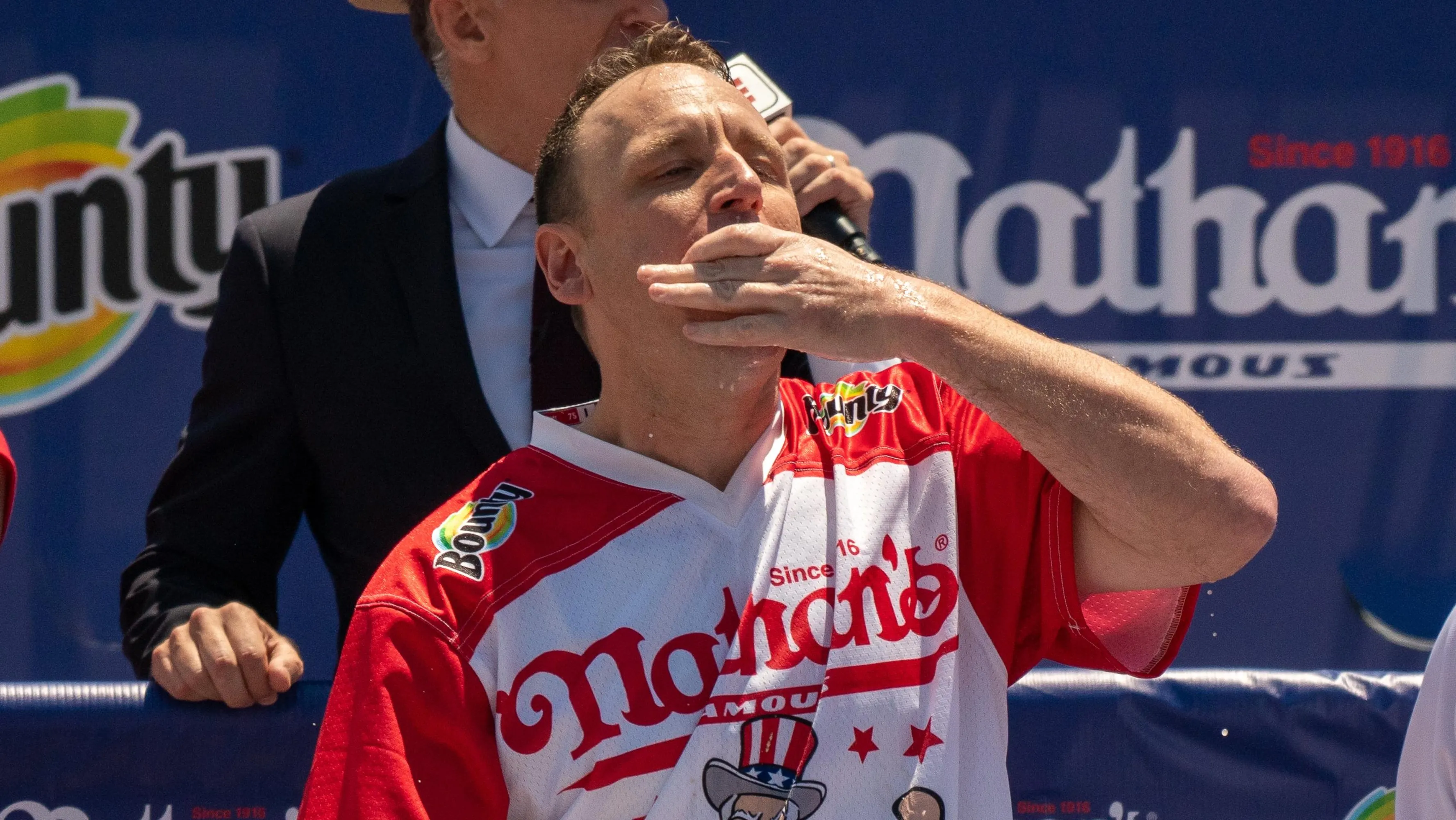 Tommy Tofu, PETA Berunjuk Rasa di Kontes Makan Hot Dog Nathan saat Joey Chestnut Kembali