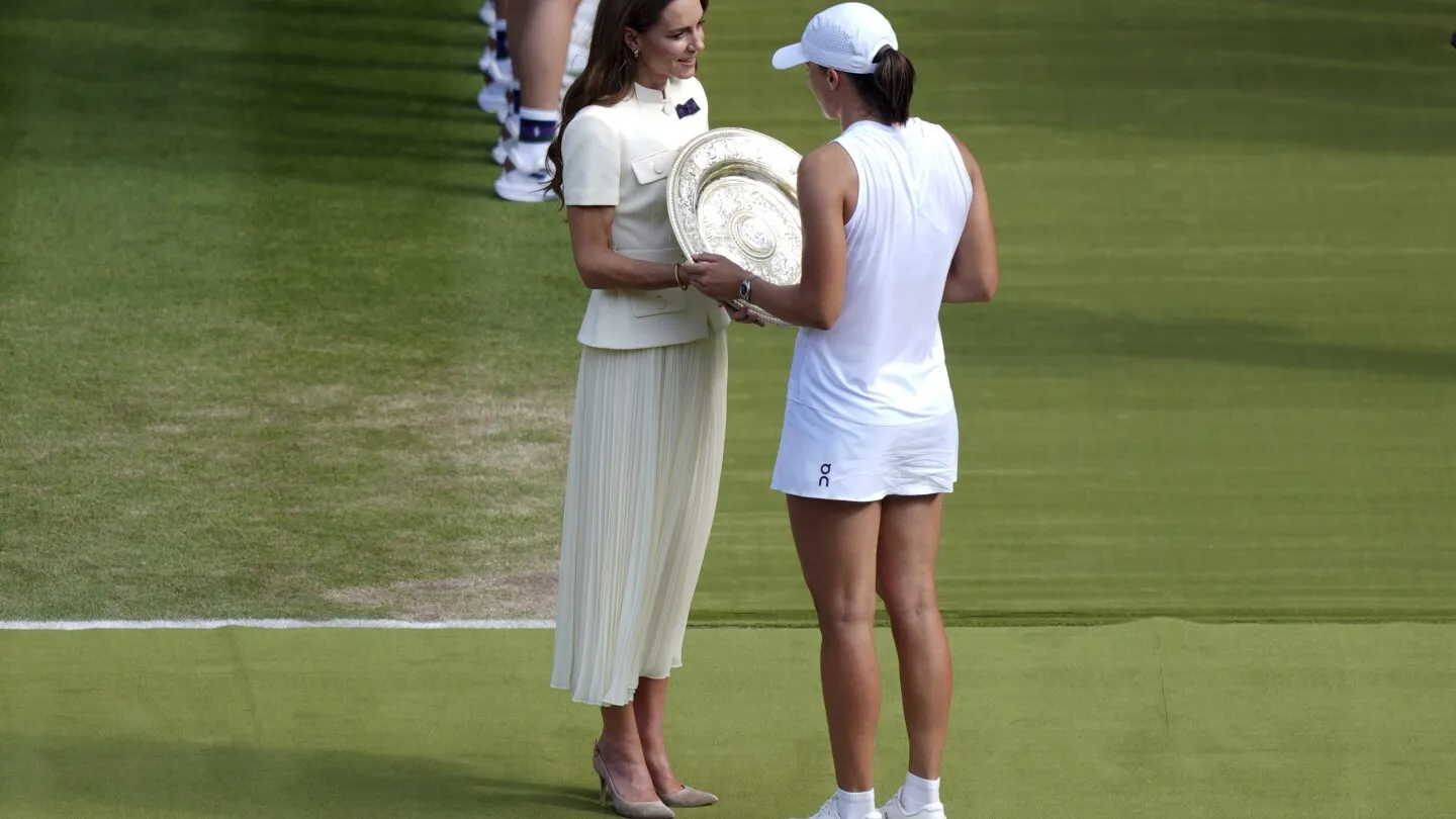 Kate, Putri Wales, menyerahkan trofi juara Wimbledon kepada Swiatek, kata-kata penghiburan kepada Anisimova